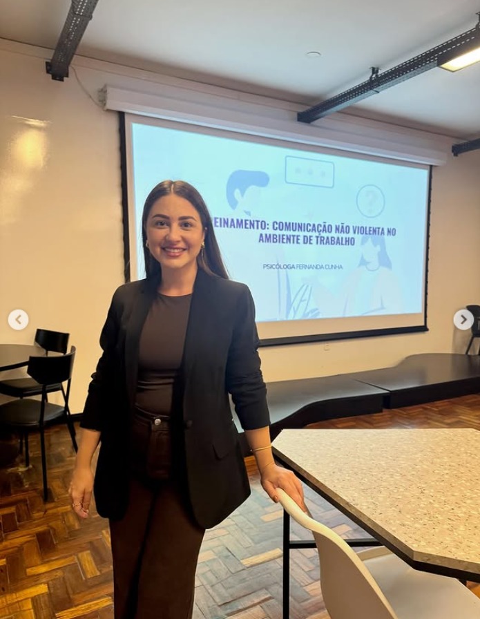 Fernanda Cunha ministrando treinamento corporativo